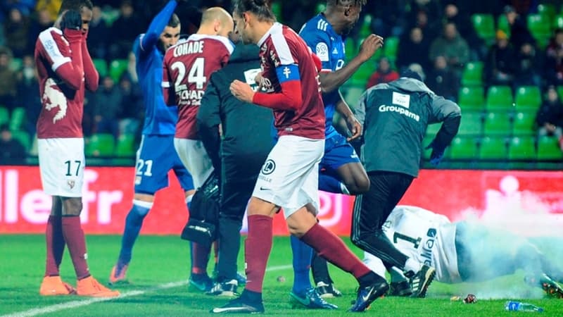 Le 3 décembre dernier, le gardien de l'OL Anthony Lopes est touché par des pétards au stade Saint-Symphorien.