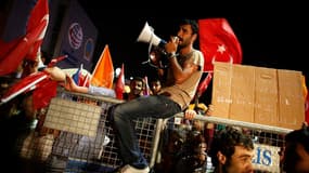 De retour en Turquie après une tournée au Maghreb, le Premier ministre turc Recep Tayyip Erdogan a été accueilli vendredi à l'aéroport d'Istanbul par des milliers de partisans venus lui clamer leur soutien face aux manifestations antigouvernementales. Des