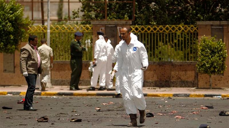 Sur les lieux d'un attentat suicide à Sanaa, au Yémen. Un attentat suicide lors de la répétition d'un défilé militaire a fait au moins 63 morts et des dizaines de blessés dans la capitale yémenite, a-t-on appris de source policière. /Photo prise le 21 mai