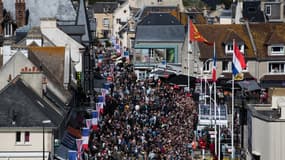 Plusieurs touristes se sont rendus à Arromanches (Normandie) pour célébrer le 75e anniversaire du Débarquement le 6 juin 2019