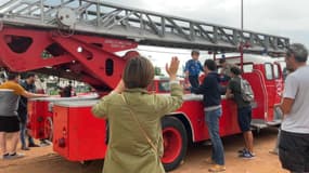 Les sapeurs-pompiers, accompagnés de nombreux enfants, ont célébré les cent ans de la caserne de Saint-Georges-d'Espéranche ce samedi 7 juin.