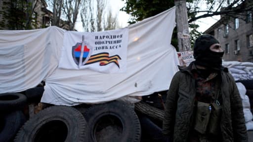 Un militant pro-russe vendredi devant le siège des services spéciaux à Slaviansk, bastion des insurgés dans l'Est de l'Ukraine.
