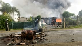 Les restes d'un barrage érigé par des manifestants à Nouméa, en Nouvelle-Calédonie, le 14 mai 2024