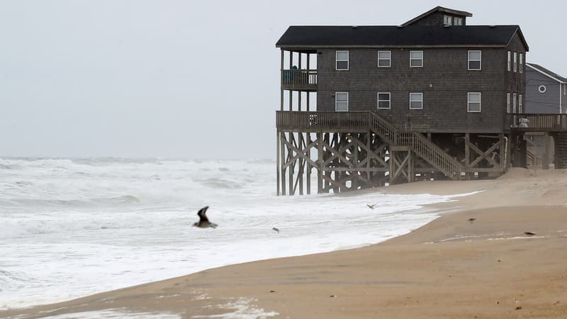 Ouragan Ernesto: les images impressionnantes d'une maison emportée par l'océan aux États-Unis