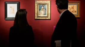 Une femme et un homme regardent un tableau de Picasso, à Londres (Photo d'illustration)