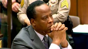 Le docteur Conrad Murray, ancien médecin personnel de Michael Jackson, écoute le juge prononcer sa condamnation après avoir été reconnu coupable d'homicide involontaire. Il a écopé mardi de quatre ans de prison ferme, la peine maximale et celle requise pa