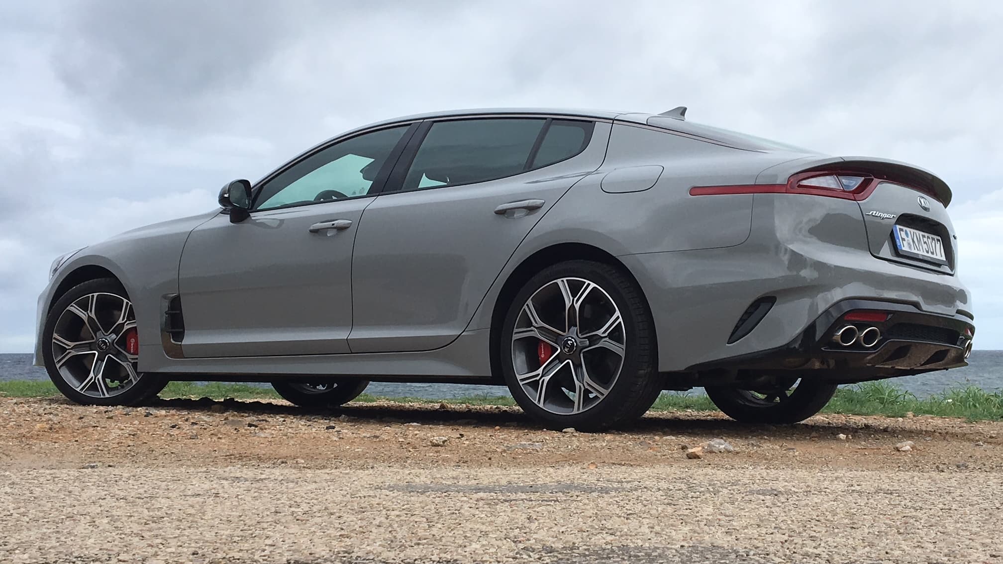 Avec son V6 3.3 délivrant 370 chevaux, la berline-coupé de Kia n'échappe pas au malus écologique. 