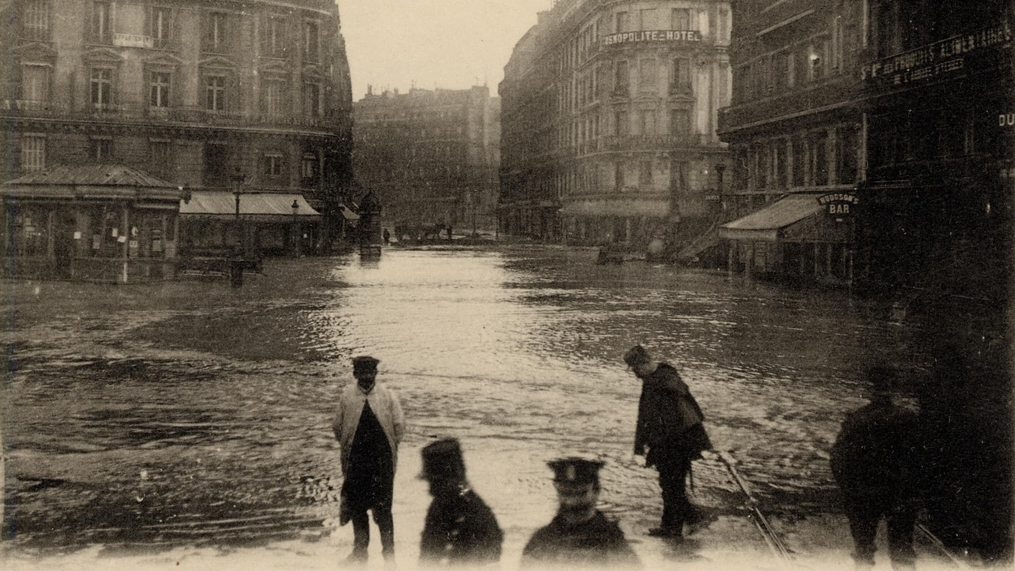 PARIS SOUS LES EAUX: UNE CRUE DE LA SEINE COMME EN 1910 PEUT-ELLE SE REPRODUIRE?