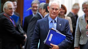 Le président du Conseil européen Herman Van Rompuy a proposé aux dirigeants des Vingt-Sept réunis à Bruxelles des réductions budgétaires moins importantes pour la Politique agricole commune (PAC) et les politiques de cohésion, selon des responsables europ