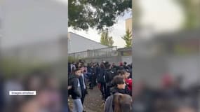 Des lycéens protestent devant le lycée Joliot-Curie en octobre 2022.