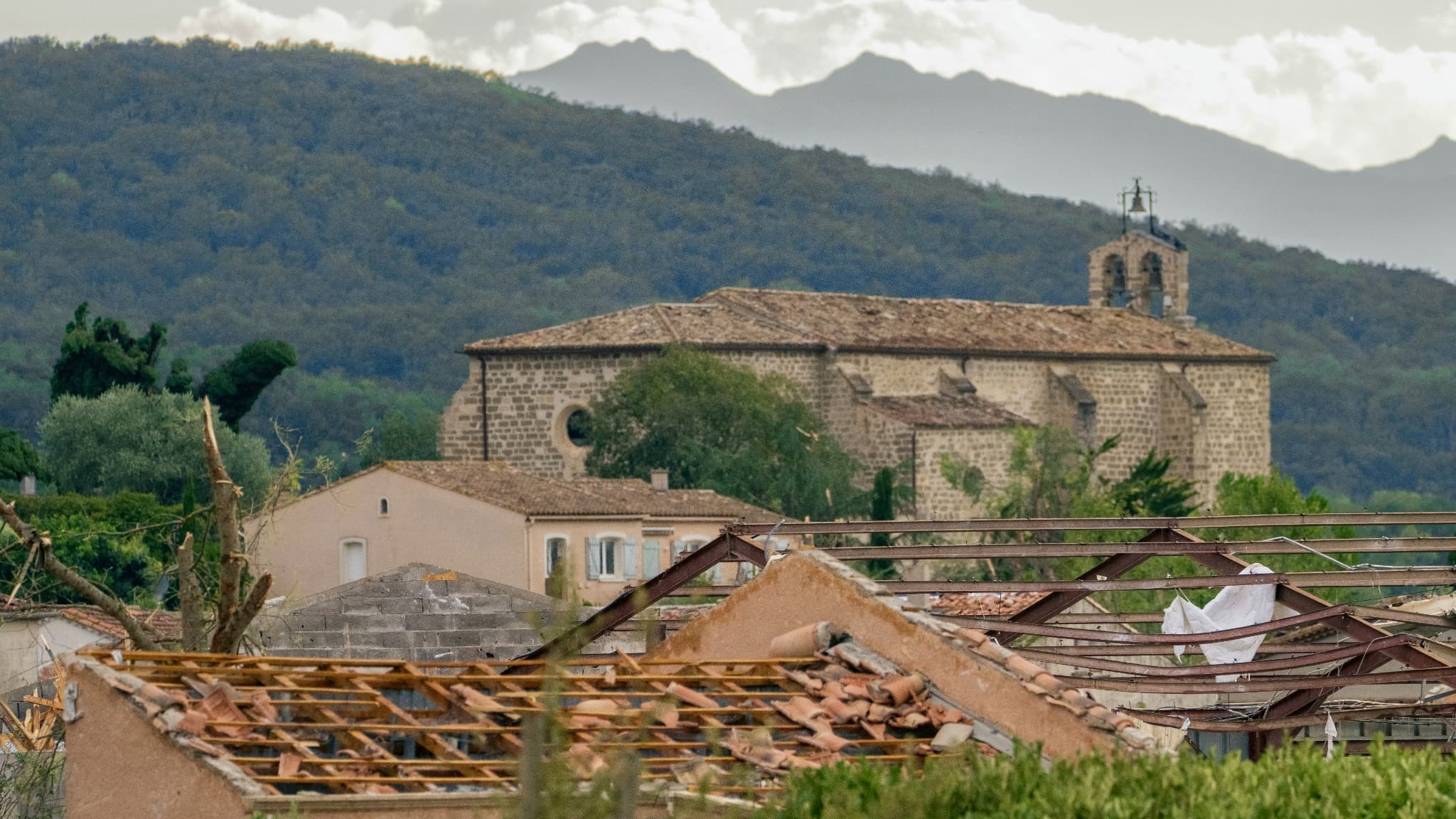 maisons-souffl-es-toitures-arrach-es-les-images-du-village-de-pomas
