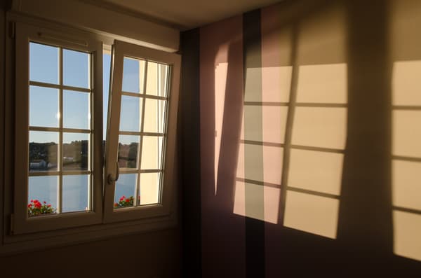 La fenêtre d'une chambre d'hôtel ensoleillée (Photo d'illustration).