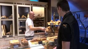 Olivier Lagniez, boulanger à Strasbourg (Bas-Rhin), fermera son commerce durant les fêtes de Noël en raison de la hausse des prix de l'énergie et des matières premières.
