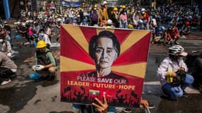 Le portrait d'Aung San Suu Kyi lors d'une manifestation contre le coup d'Etat militaire, le 2 mars 2021 à Rangoun, en Birmanie