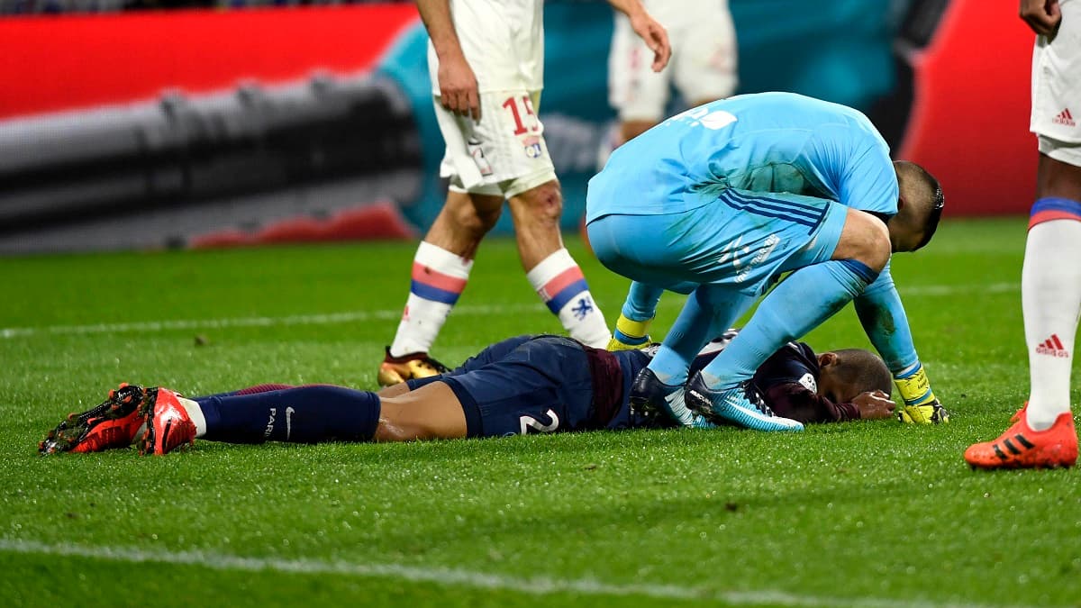 Anthony Lopes après un choc avec Kylian Mbappé Anthony Lopes après un choc avec Kylian Mbappé