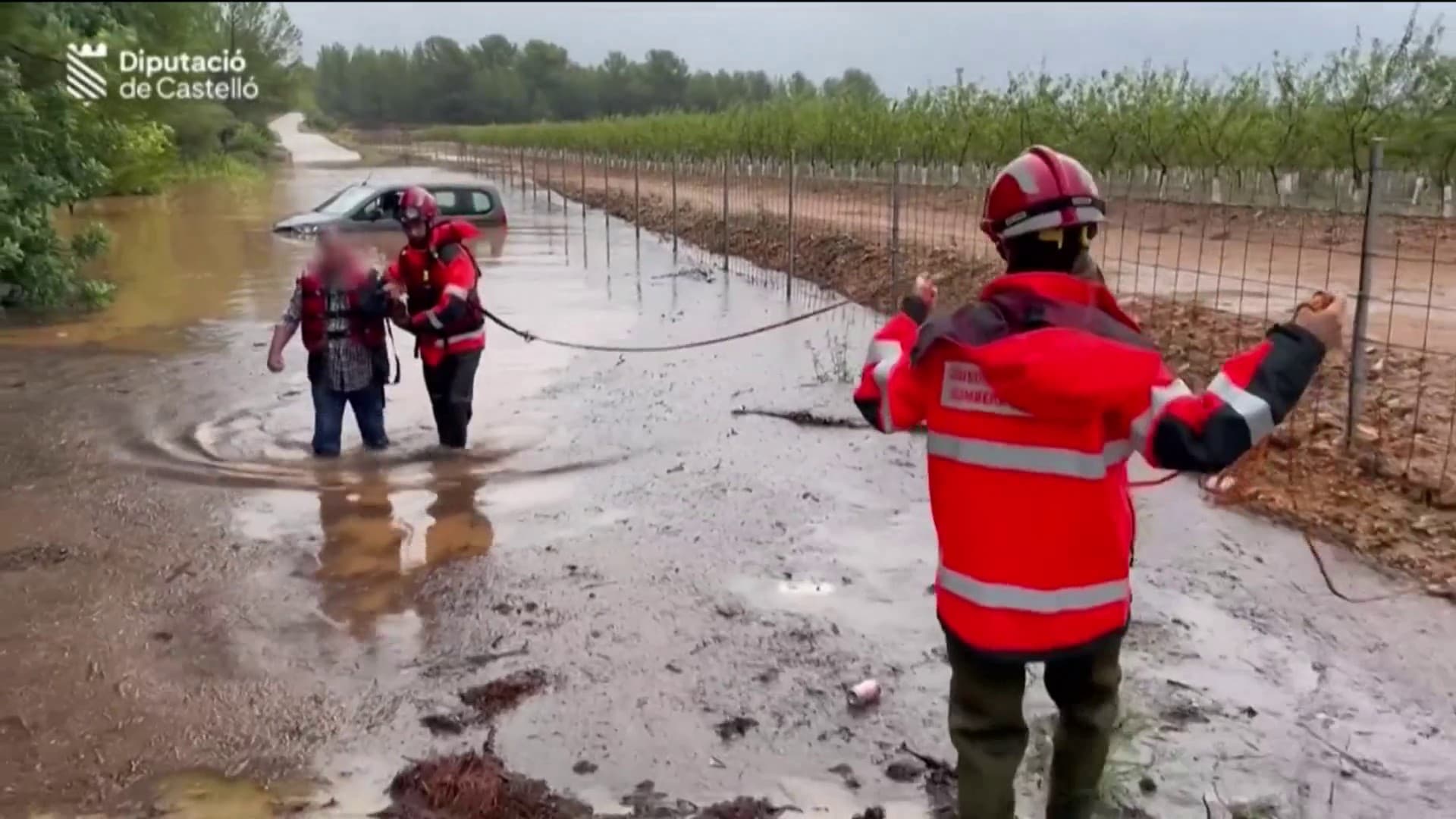 De metro zonk en de wegen waren afgesneden.. indrukwekkende beelden van de overstromingen in Spanje