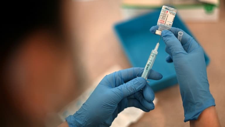Préparation d'une dose de vaccin Moderna contre le Covid-19 le 4 décembre 2021 à Londres