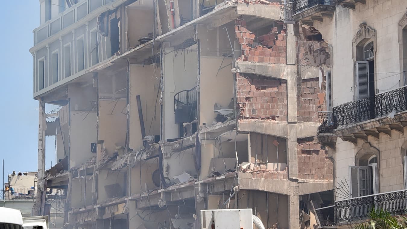 La façade endommagée de l'hôtel Saratoga après une explosion survenue à La Havane, le 6 mai 2022 La façade endommagée de l'hôtel Saratoga après une explosion survenue à La Havane, le 6 mai 2022