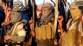 Des jihadistes de l'EIIL le 11 juin près de Tikrit, dans une vidéo de propagande. ( Isil - AFP)