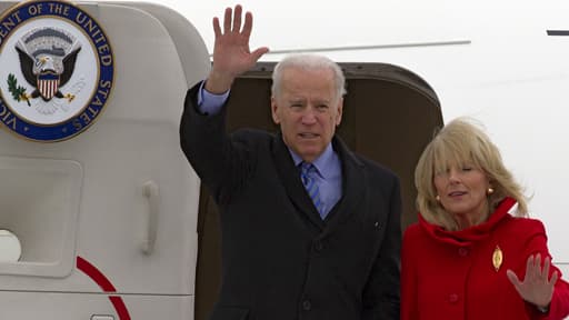 Arrivée du vice-président américain Joe Biden en compagnie de sa femme à Orly le 3 février 2013.