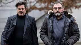 Le Dr Frédéric Péchier (à droite) et son avocat Me Randall Schwerdorffer (g) arrivent au palais de justice de Besançon le 8 mars 2023 pour des auditions devant la juge d'instruction