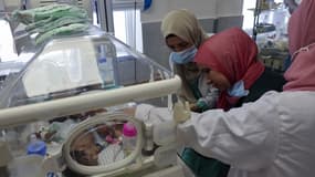 Des soignantes s'occupent de bébés prématurés évacués de l'hôpital Al-Shifa vers un hôpital de Rafah, dans le sud de la bande de Gaza, le 19 novembre 2023