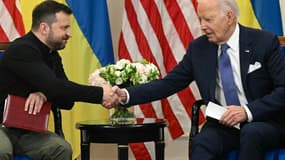 Le président américain Joe Biden et son homologue ukrainien Volodymyr Zelensky (g) lors d'une rencontre à Paris, le 7 juin 2024