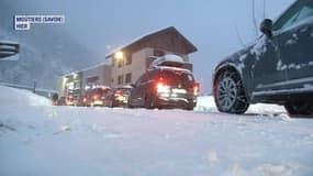 Des milliers de vacanciers en route vers les stations de ski ont passé la nuit dans des hébergements d'urgence