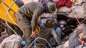 Des secouristes recherchent des survivants dans les décombres après le séisme à Moulay Brahim, au Maroc, le 9 septembre 2023