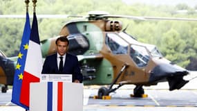 Le président français Emmanuel Macron prononce un discours sur la stratégie de défense dans la base de la Marine nationale de Toulon, le 9 novembre 2022. 
