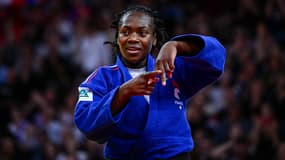 La judokate Clarisse Agbégnénou faisant un A avec ses doigts pour sa fille Athéna, le 3 février 2024