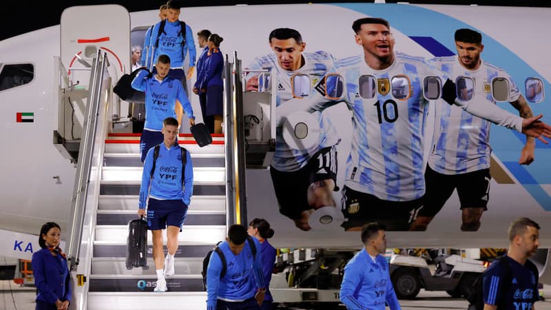 Les joueurs de la sélection argentine arrivent à Doha, dans la nuit du mercredi 16 au jeudi 17 novembre 2022