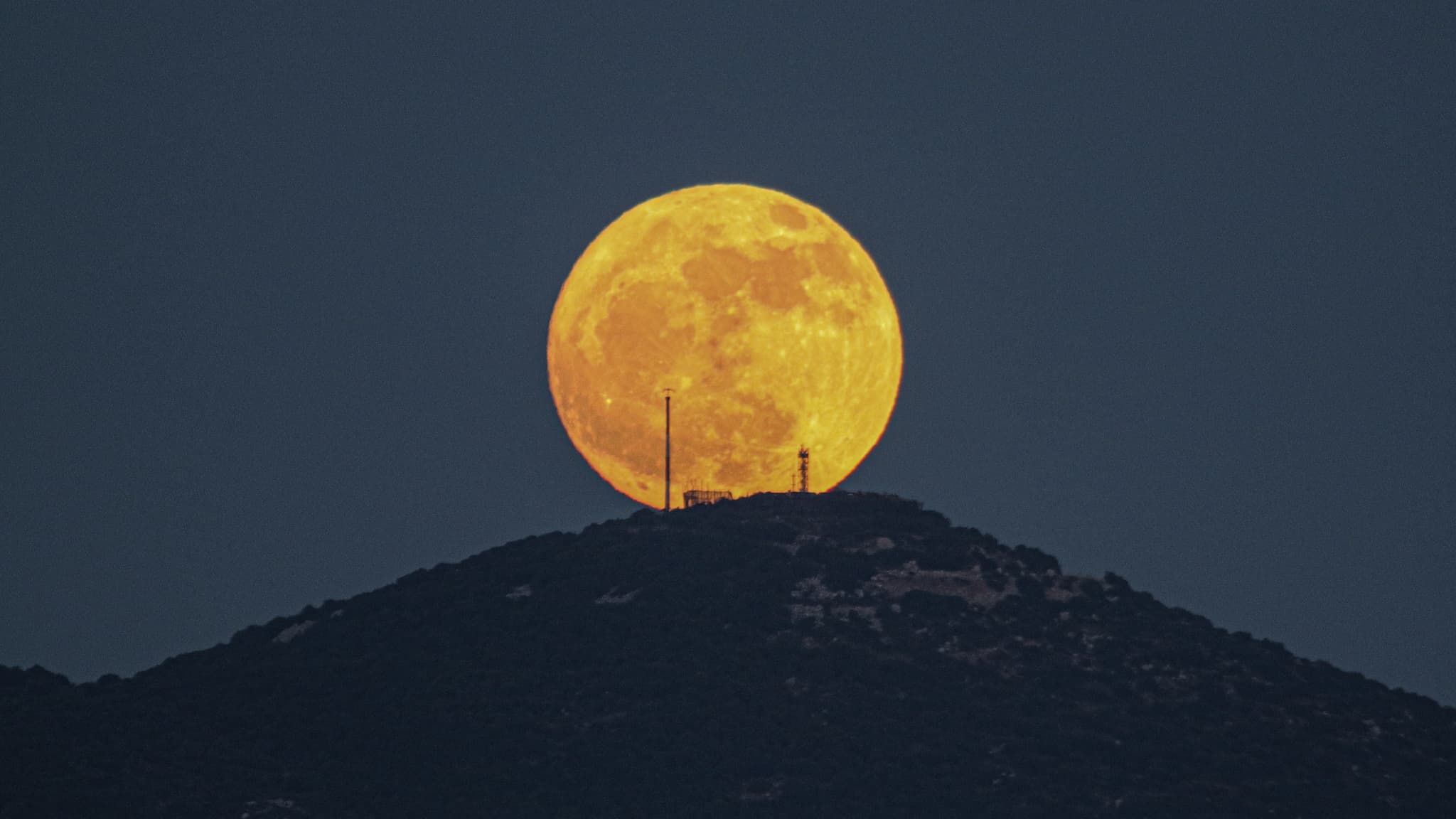 La pleine lune, au-dessus du poste militaire israélien de Ramtha, dans la région de Marjayoun, au Liban, le 21 juin 2024 La pleine lune, au-dessus du poste militaire israélien de Ramtha, dans la région de Marjayoun, au Liban, le 21 juin 2024
