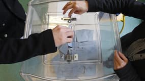 La percée des votes blancs et nuls au second tour de l'élection présidentielle, ajoutée à l'abstention, constitue à la fois un symptôme du malaise de la société française et un avertissement pour le président élu, François Hollande, jugent des analystes.