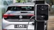 Un boîtier de recharge pour voitures électriques est photographié chez un concessionnaire automobile Moller Bil Volkswagen à proximité d'Oslo, la capitale norvégienne, le 25 septembre 2024. 