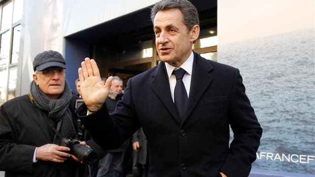 Nicolas Sarkozy, ici à Paris devant son QG de campagne, a endossé sans tarder le costume de candidat à l'élection présidentielle mais s'est plus attaché jusqu'ici à planter le décor et à cogner sur son adversaire socialiste, François Hollande, qu'à avance