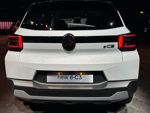 La nouvelle Citroën ë-C3 est la première à présenter le nouveau logo de la marque aux chevrons.