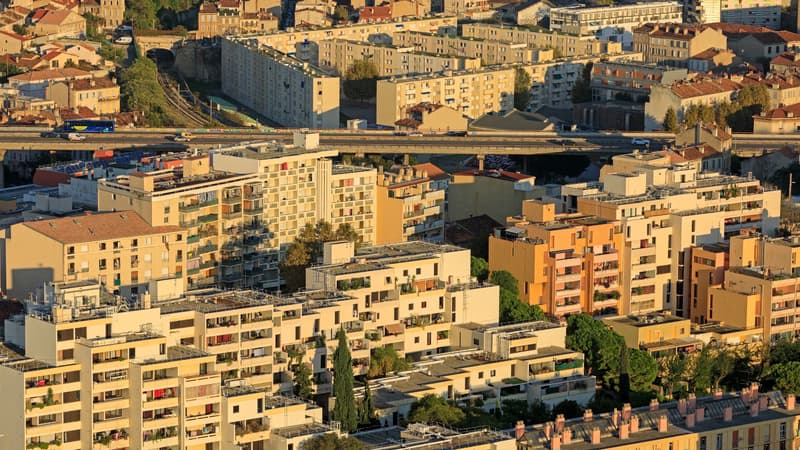 Après des impacts de balles retrouvés sur la façade, Orange va définitivement déplacer la plupart de ses salariés de son site de Marseille