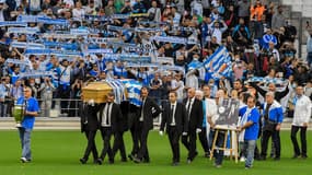 Le cercueil de Bernard Tapie acclamé par les supporters de l'OM