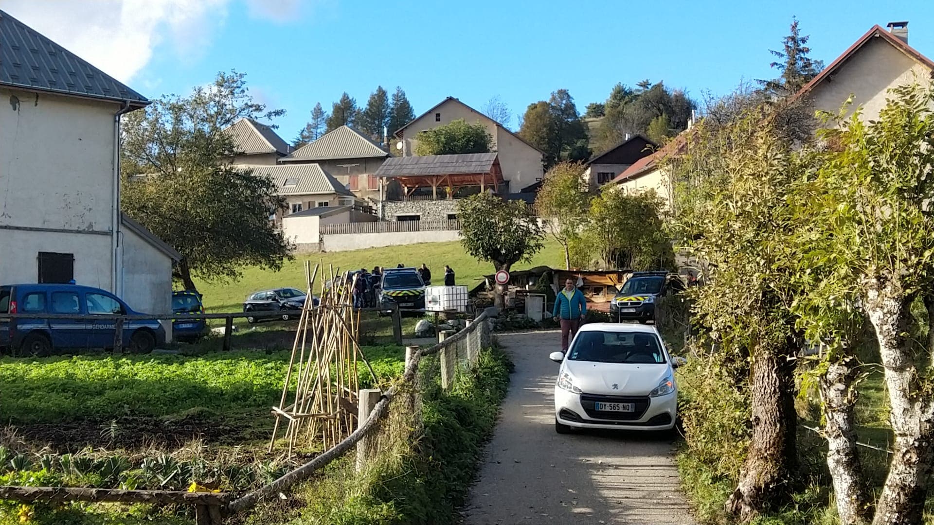Des gendarmes déployés devant des habitations lors d'opérations de perquisition ce mardi 7 novembre. Des gendarmes déployés devant des habitations lors d'opérations de perquisition ce mardi 7 novembre.