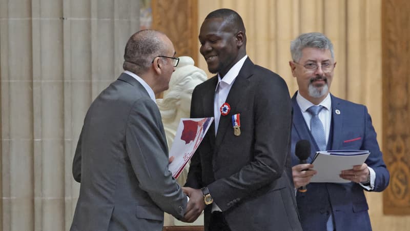 "Une fierté": Fousseynou Cissé, qui avait sauvé six personnes lors d’un incendie à Paris, naturalisé français