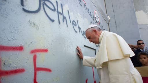 En visite à Béthléem, le pape a posé ses mains sur le mur de la séparation israélienne.