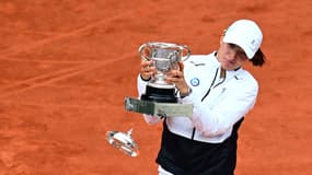 Iga Swiatek célèbre son troisième sacre à Roland-Garros, le 10 juin 2023.