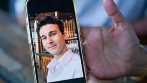 Les parents de Tom Félix montrent une photo de leur fils emprisonné en Malaisie sur leur téléphone le 21 mai 2025.