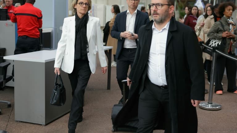 L'ex-maire de Canteleu Mélanie Boulanger arrive au tribunal de Bobigny avec son avocat, Me Arnaud de Saint-Remy (D), le 27 mai 2024