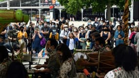 Un groupe joue lors de la Fête de la musique à Paris, le 21 juin 2020 