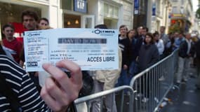 Les associations de consommateurs recommandent de se renseigner si des restrictions particulières régissent l'entrée de la salle de l'évènement.