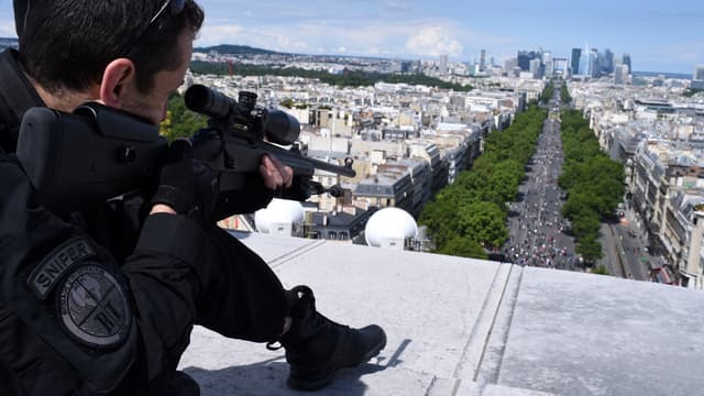 Un sniper posté sur l'Arc de Triomphe, le 14 juillet 2016.