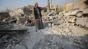 Un habitant d'une ville située à 14 km au sud de Mossoul, après le passage de l'armée irakienne, le 7 novembre 2016.