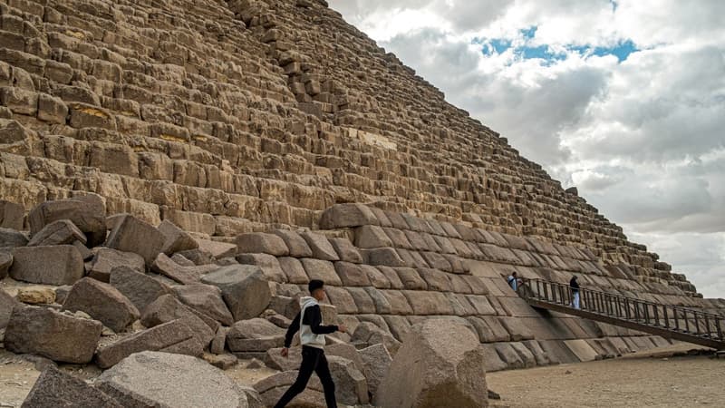 Un visiteur devant la pyramide de Mykérinos, sur le plateau de Gizeh, le 29 janvier 2024